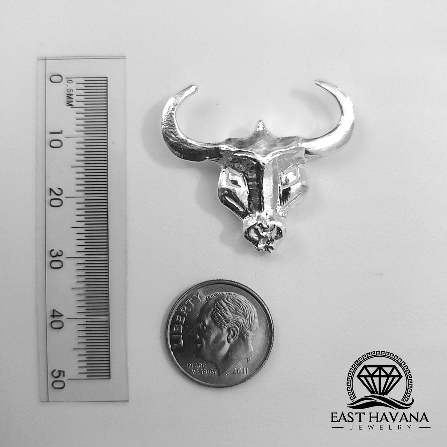Cabeza de toro de plata fundida .950