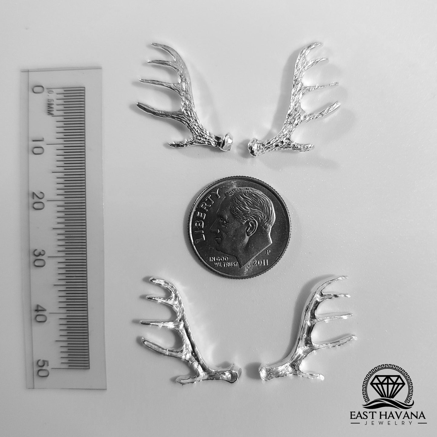 Juego de astas de ciervo de plata fundida .950 (una cara)